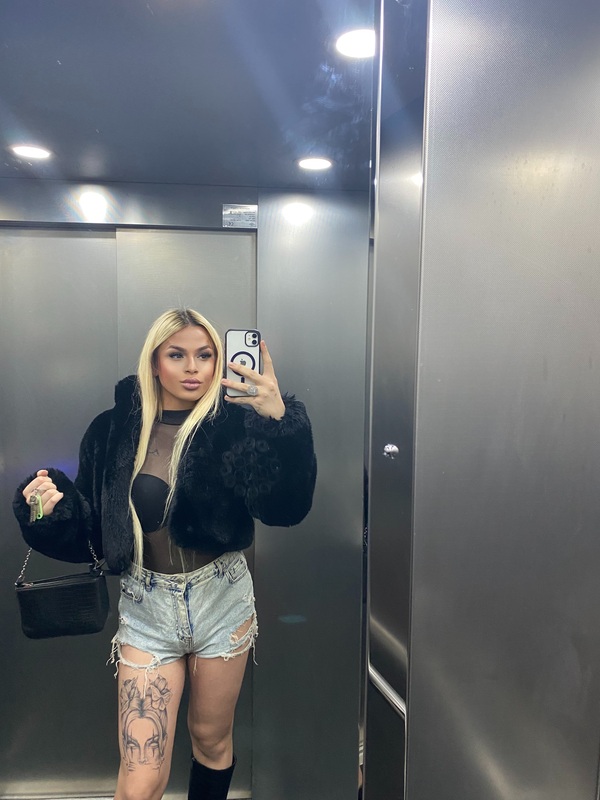 shemale model Mira in Istanbul 
