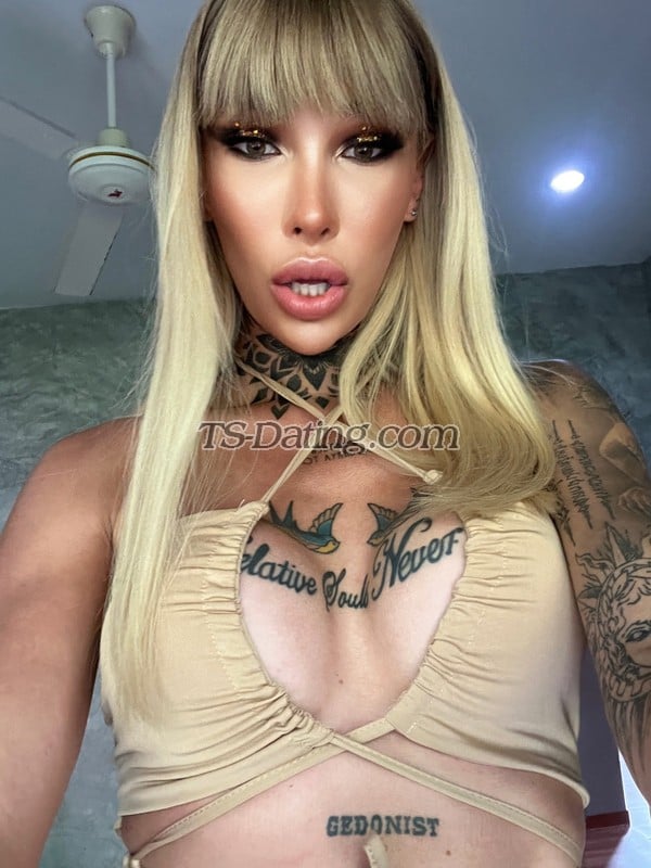 shemale model Elizabeth Ajna in Moscow