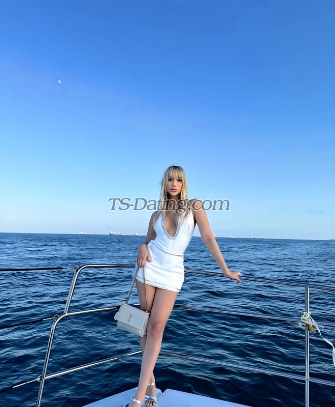 shemale model Sexy Bella in Dubai