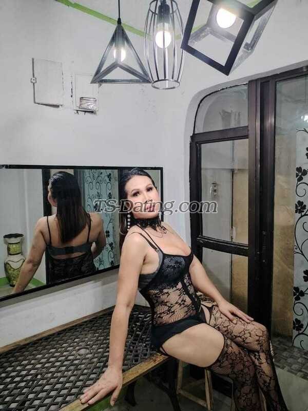 shemale model Leah in Abu Dhabi