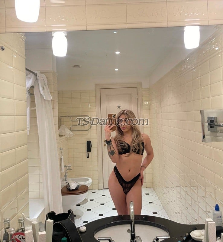 shemale model ELLA in 