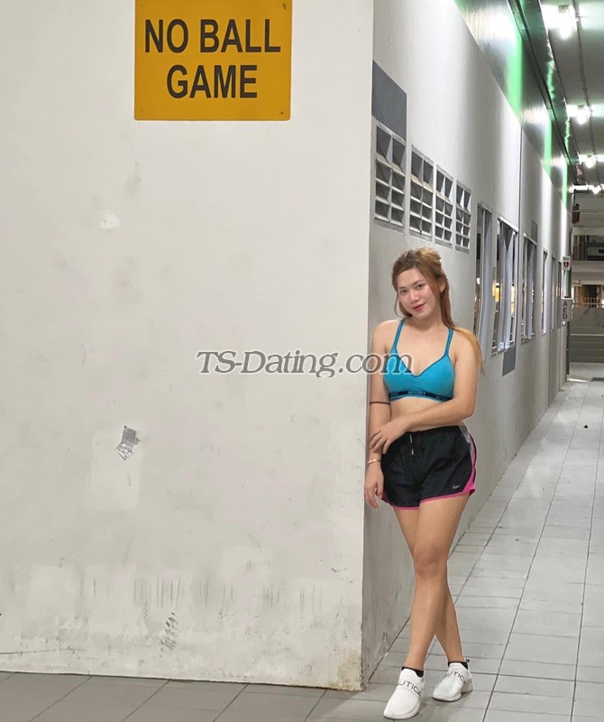 shemale model Elloise in Abu Dhabi