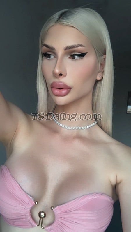 shemale model Simona in Bucharest