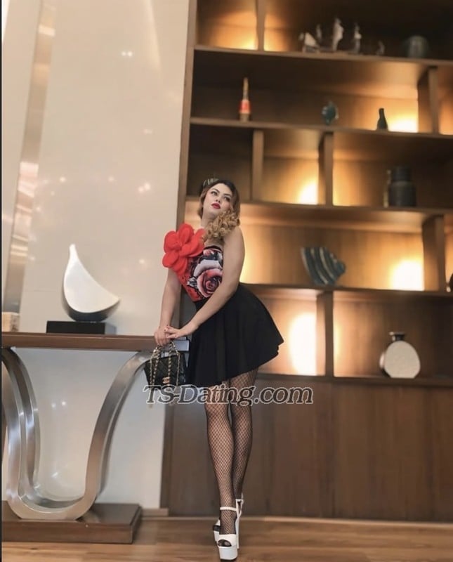 shemale model Emmaly in Mumbai