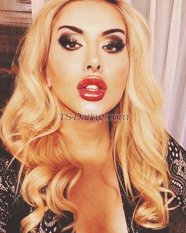 shemale model Active Beautiful Blonde TS in Paris