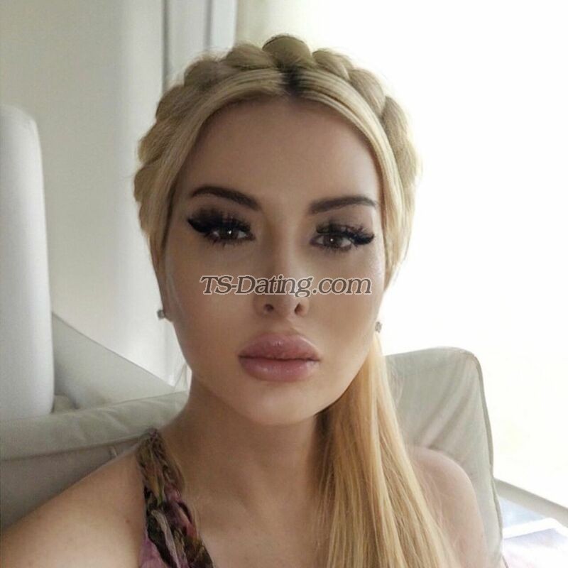 shemale model Active Beautiful Blonde TS in Paris