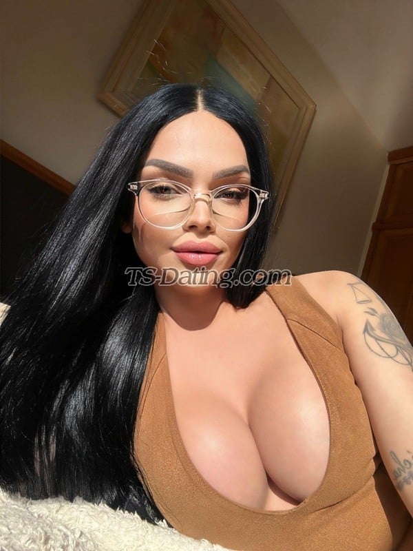 shemale model Mia Brazilian girl in Dubai
