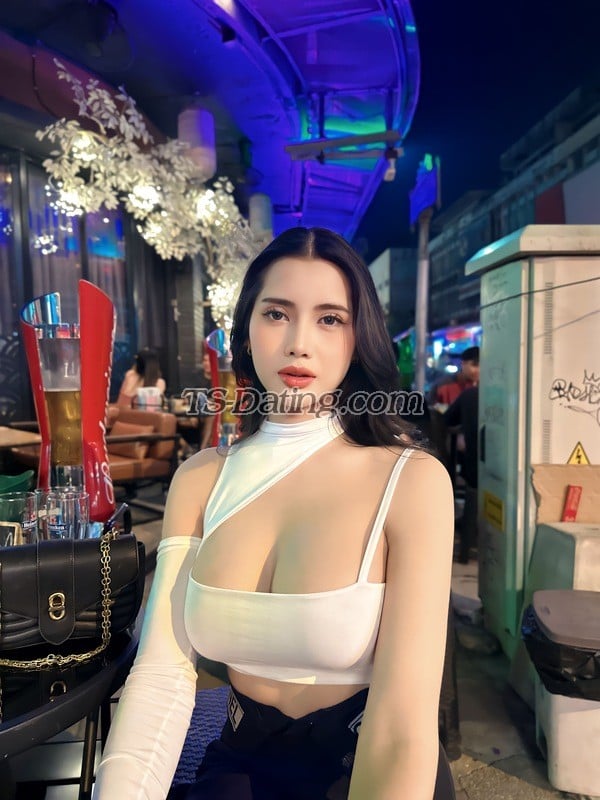 shemale model Peachzy in Osaka