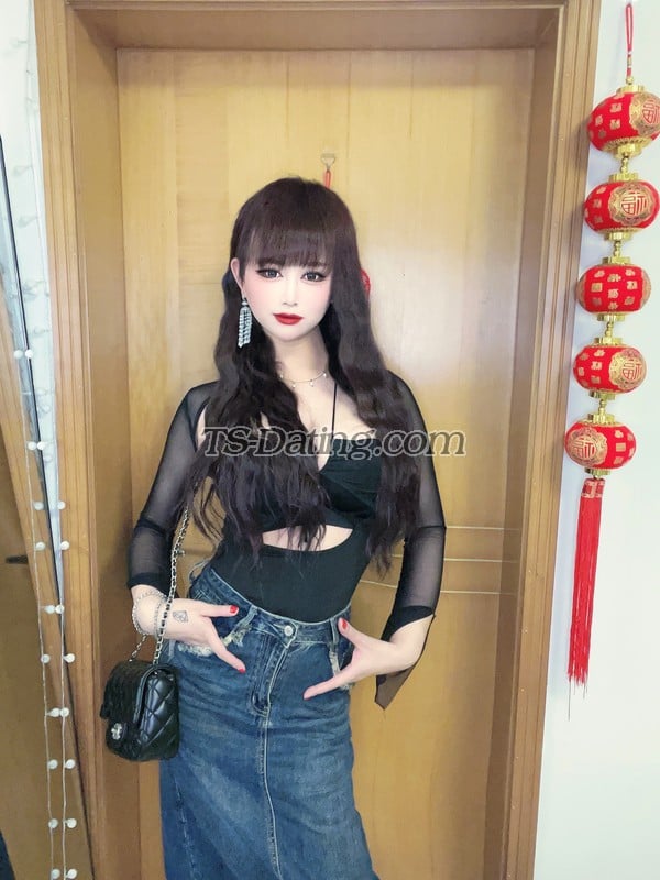 shemale model China Piaozhien in Shenzhen