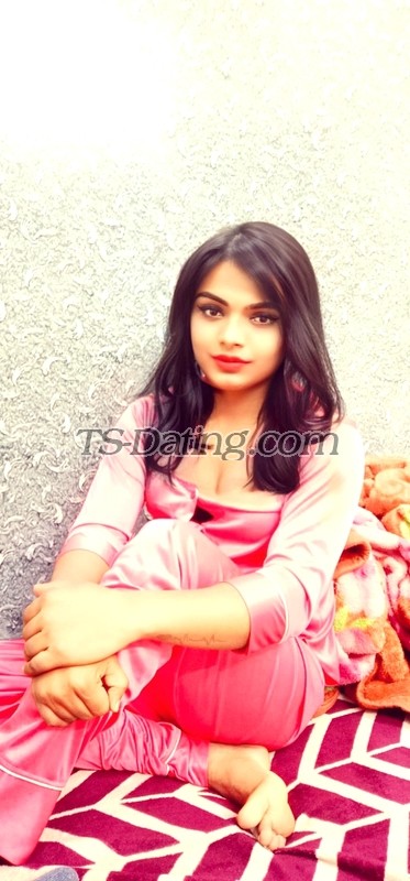 shemale model Rashmi in Delhi