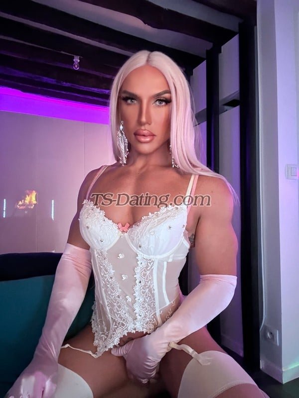 shemale model Sabrina in Paris