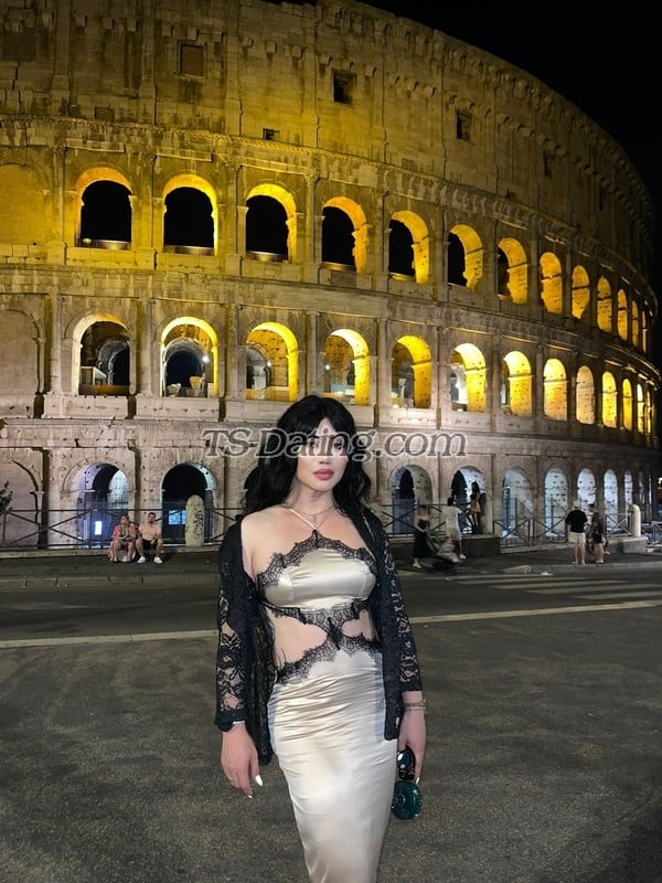 shemale model Miss Sakura in Rome