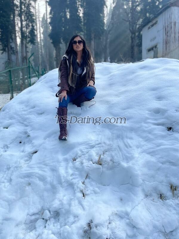 shemale model Shuvi in Delhi