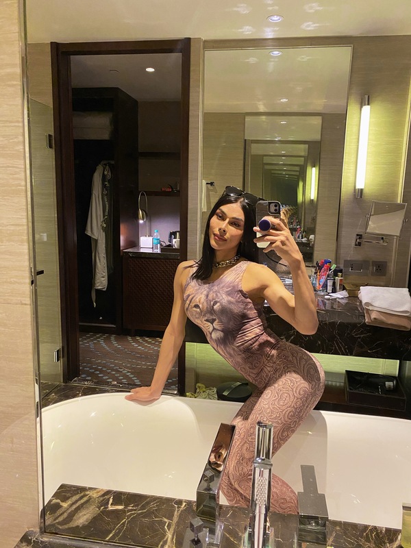 shemale model Bella in Delhi
