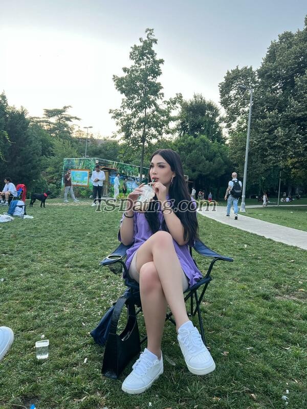 shemale model Derin Uysal in Istanbul