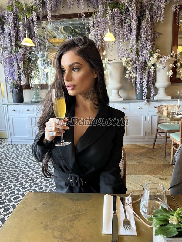 shemale model Lua Fernandes in Dubai