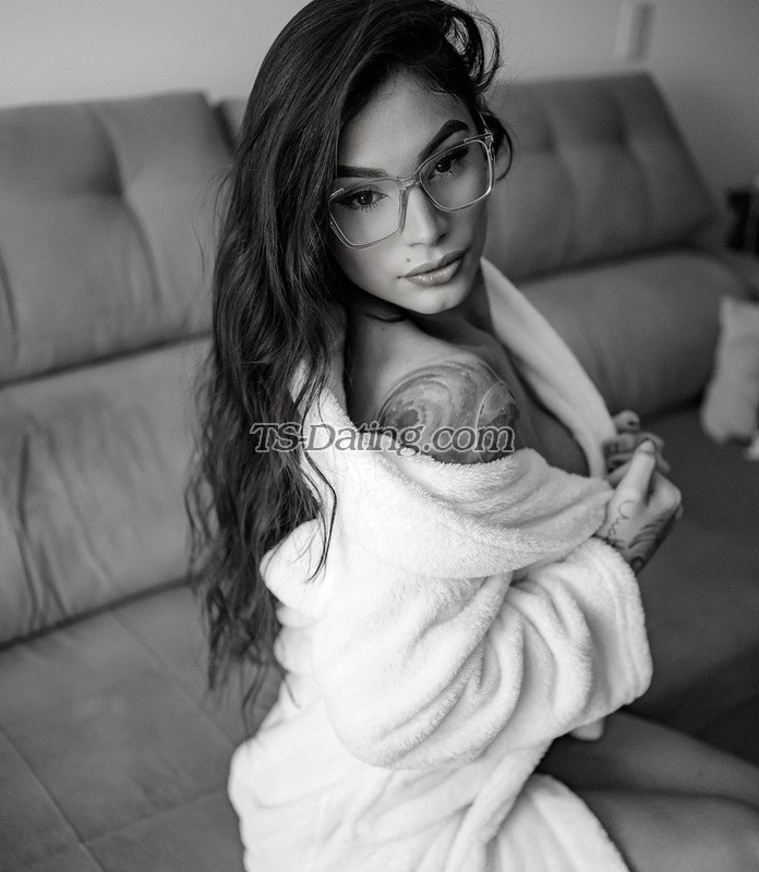 shemale model Lua Fernandes in Dubai